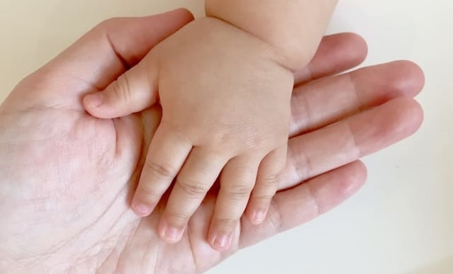 母親と赤ちゃんの手